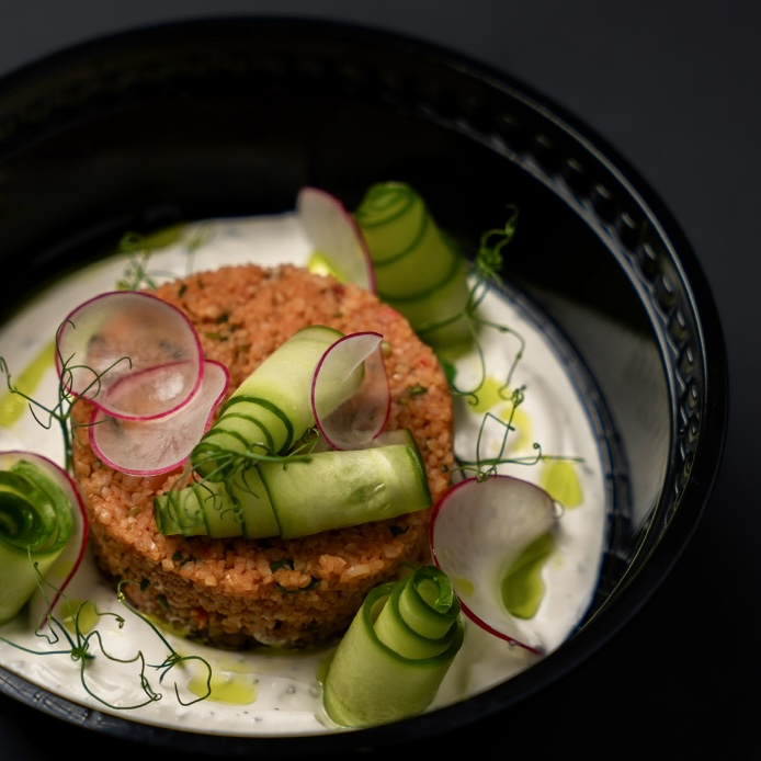 Բլղուրով և քամած մածունով աղցան