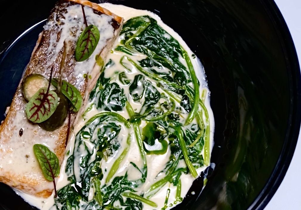 Սաղմոն սպանախով և սերուցքային սոուսով 