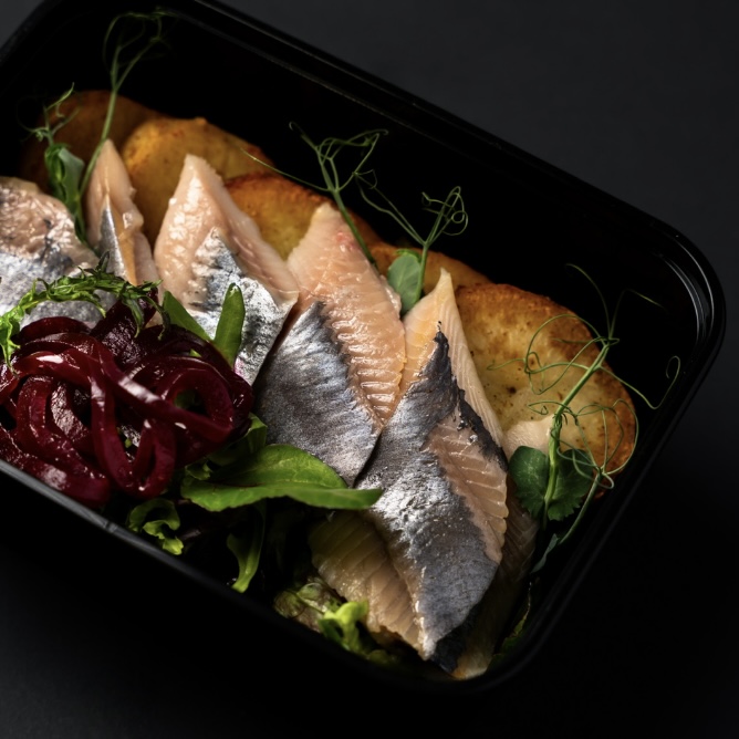 Ծովատառեխ մարինացված սոխով և կարտոֆիլով 