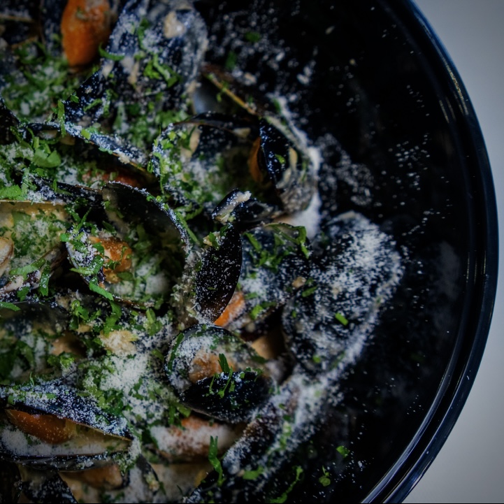 Կապույտ միդիա սերուցքային սոուսով